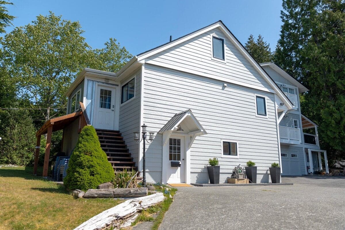Surfs Inn Guesthouse & Cottages in Ucluelet