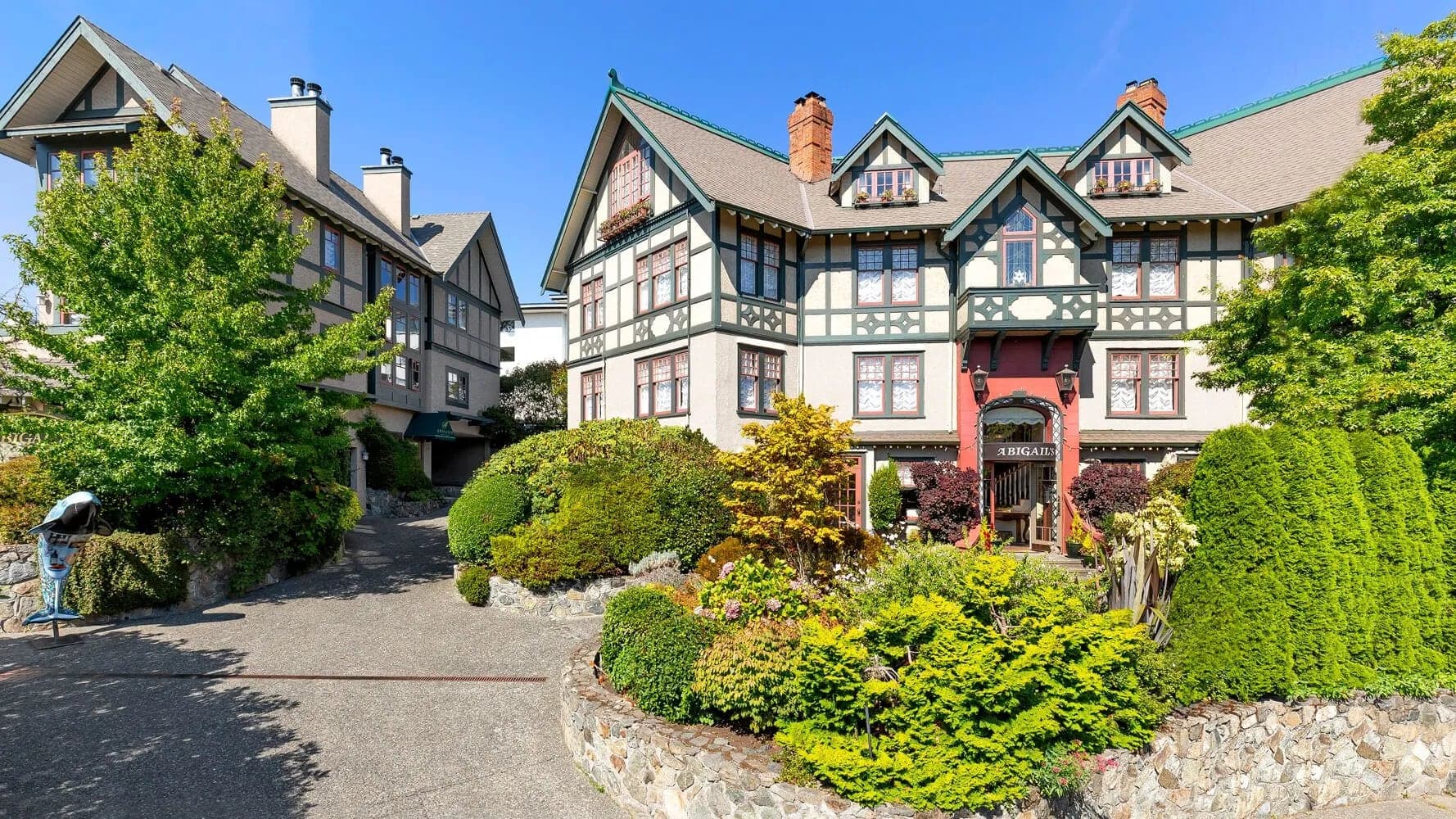 Abigail's Hotel in 906 McClure St, Victoria, BC V8V 3E7